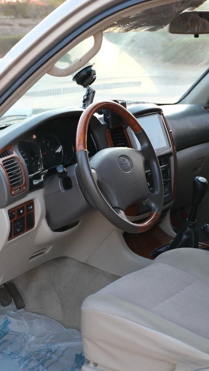 Car Image 2005 TOYOTA LAND CRUISER GX.R