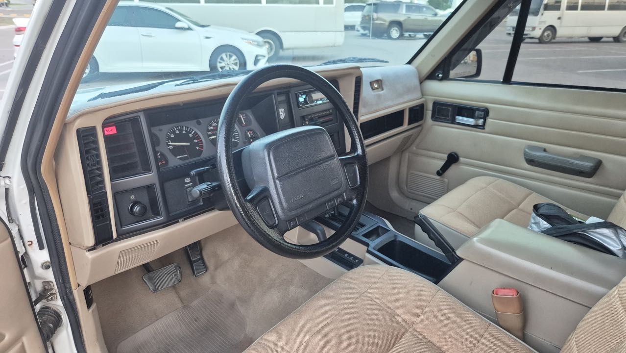 Car Image 1995 JEEP CHEROKEE 