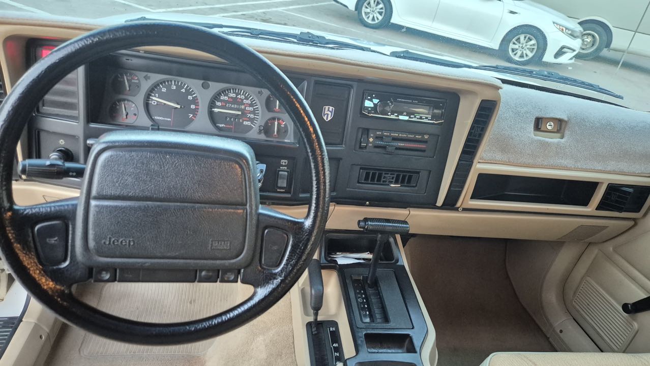 Car Image 1995 JEEP CHEROKEE 