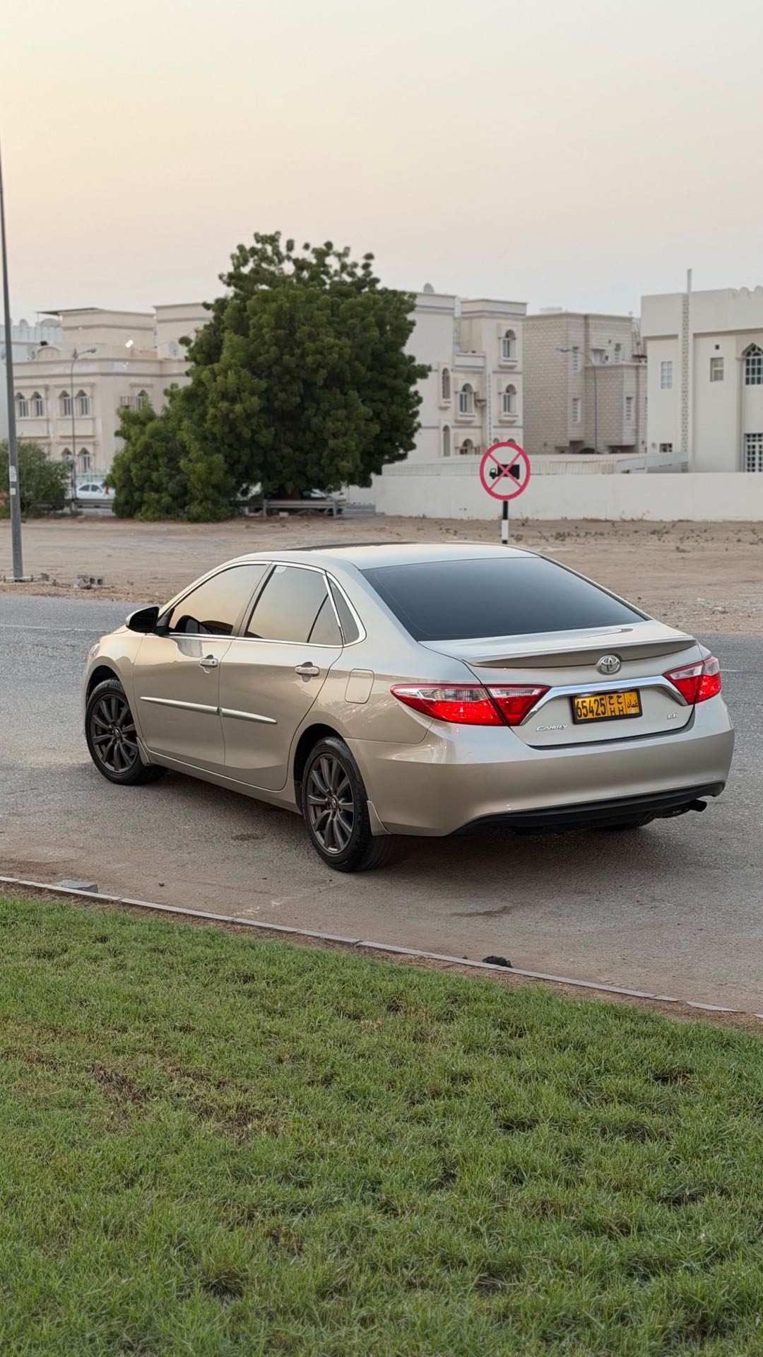 Car Image 2017 TOYOTA CAMRY LE