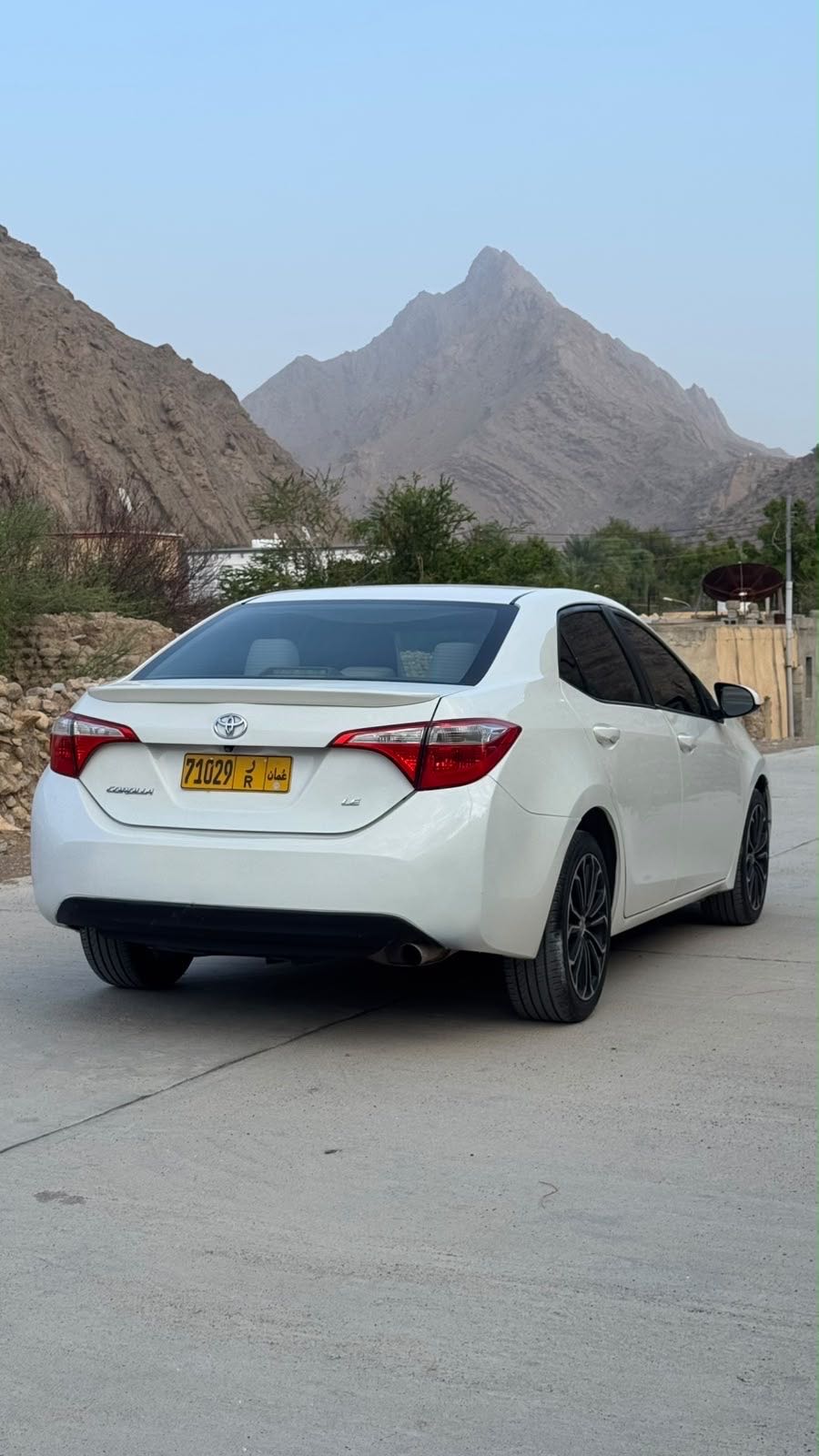 Car Image 2015 TOYOTA COROLLA LE
