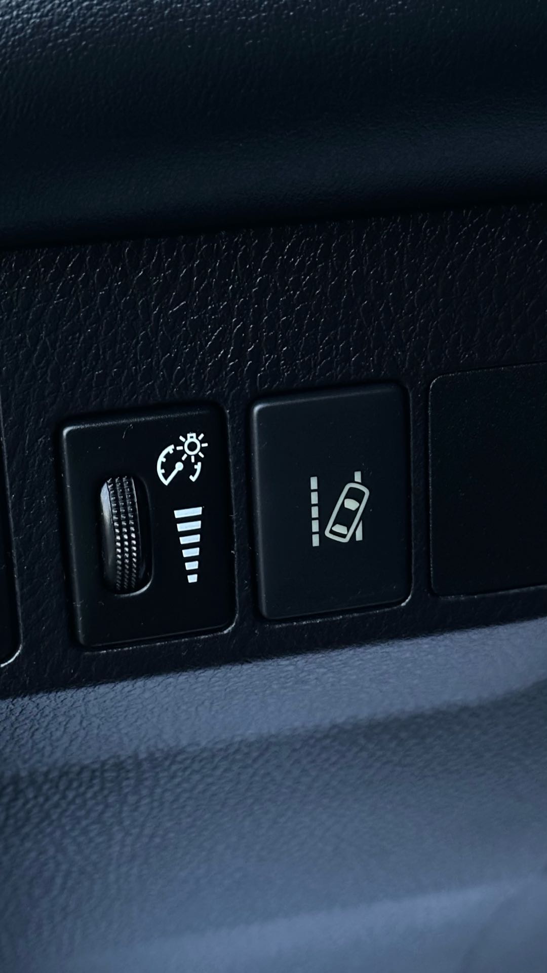 Car Image 2018 TOYOTA RAV4 XLE