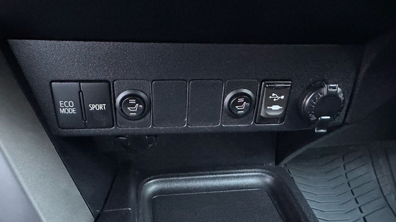 Car Image 2018 TOYOTA RAV4 XLE