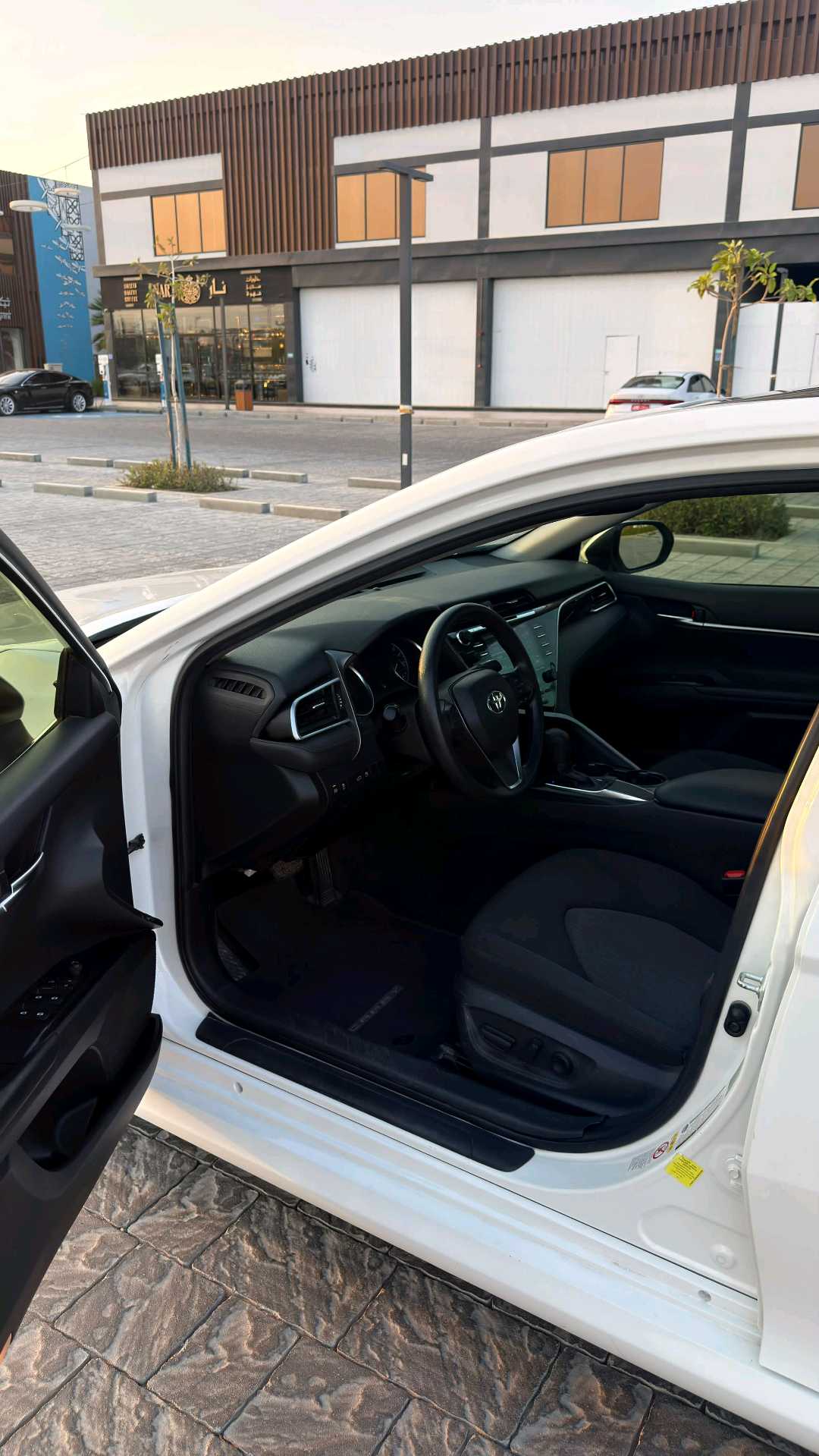 Car Image 2018 TOYOTA CAMRY LE