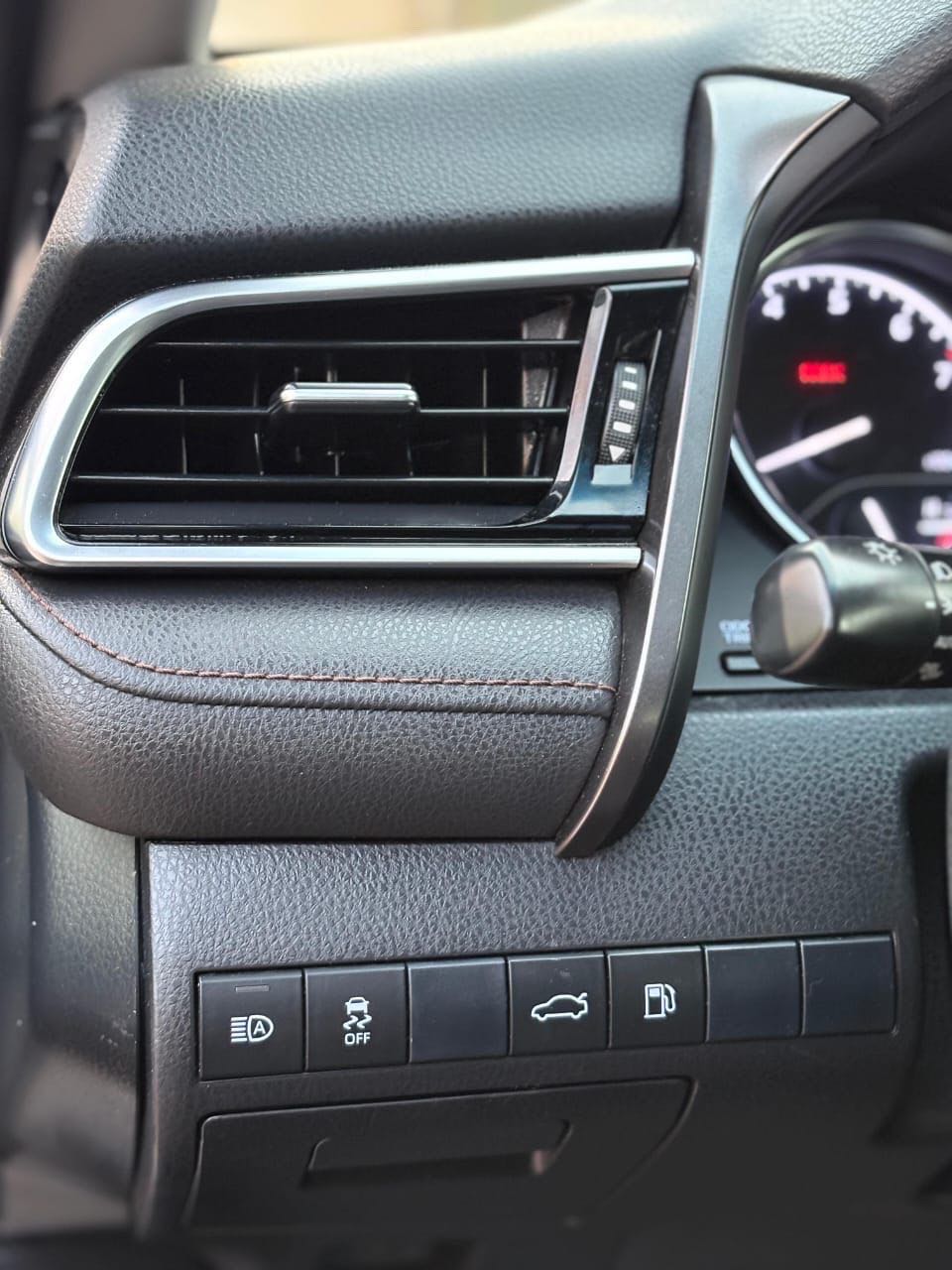Car Image 2019 TOYOTA CAMRY LE