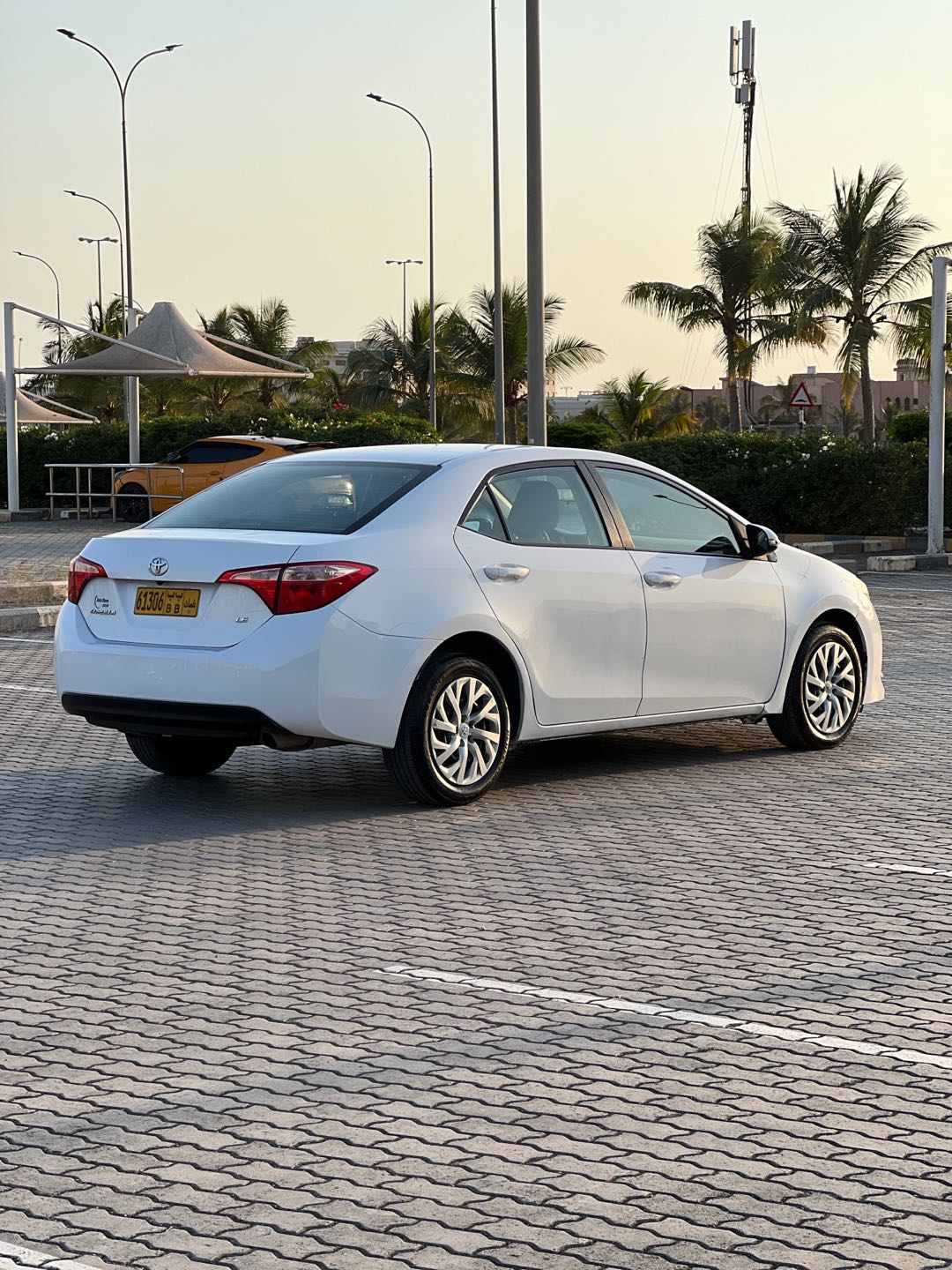Car Image 2018 TOYOTA COROLLA LE