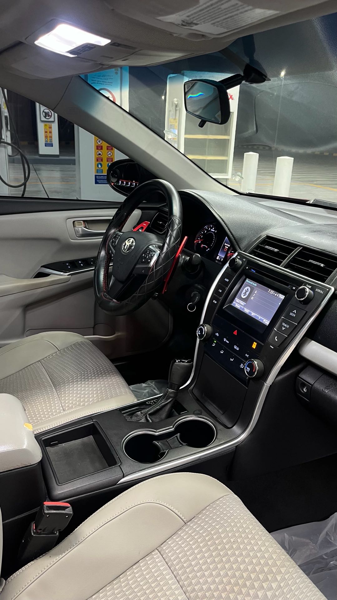 Car Image 2015 TOYOTA CAMRY SE