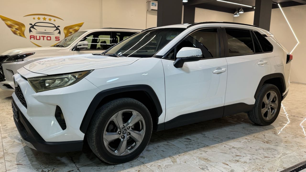 Car Image 2019 TOYOTA RAV4 XLE