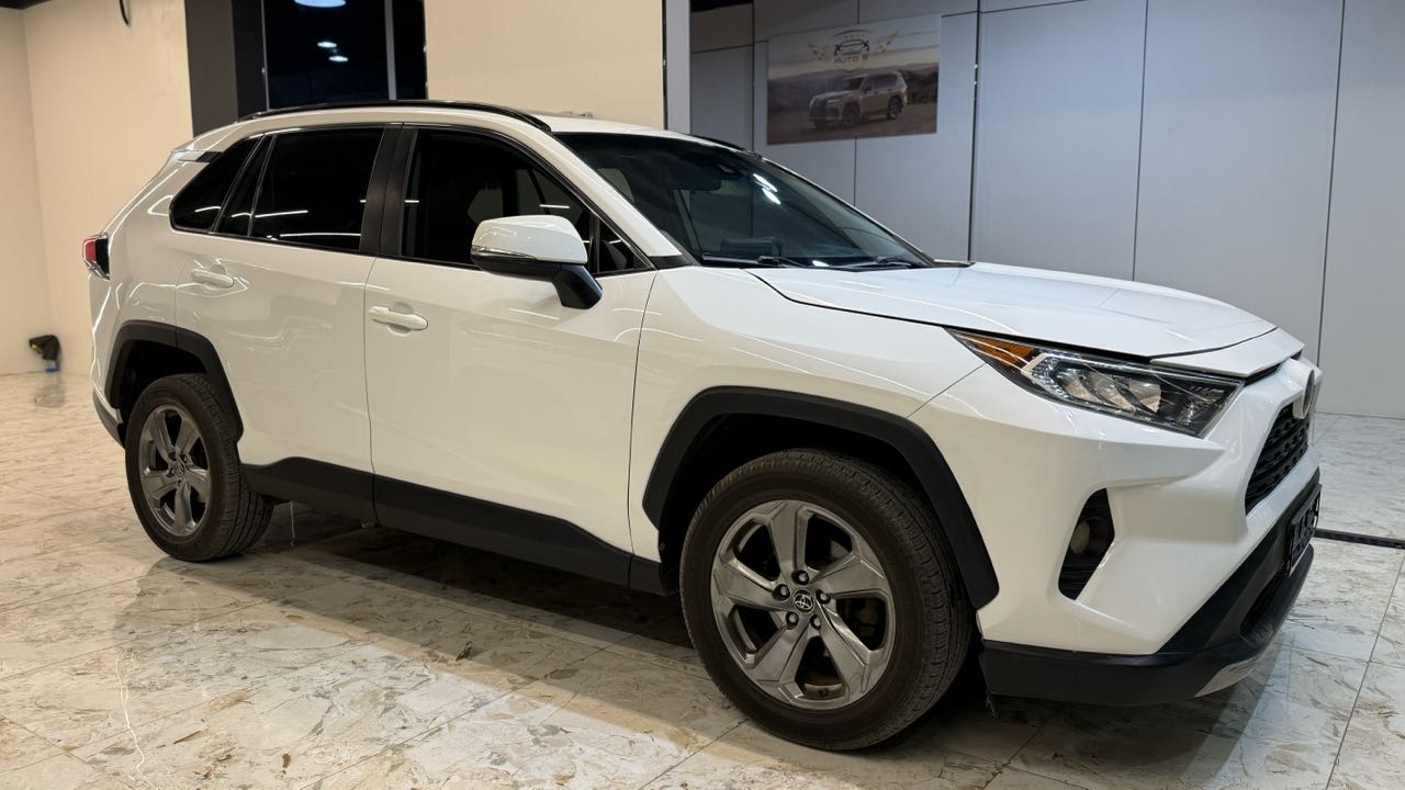 Car Image 2019 TOYOTA RAV4 XLE