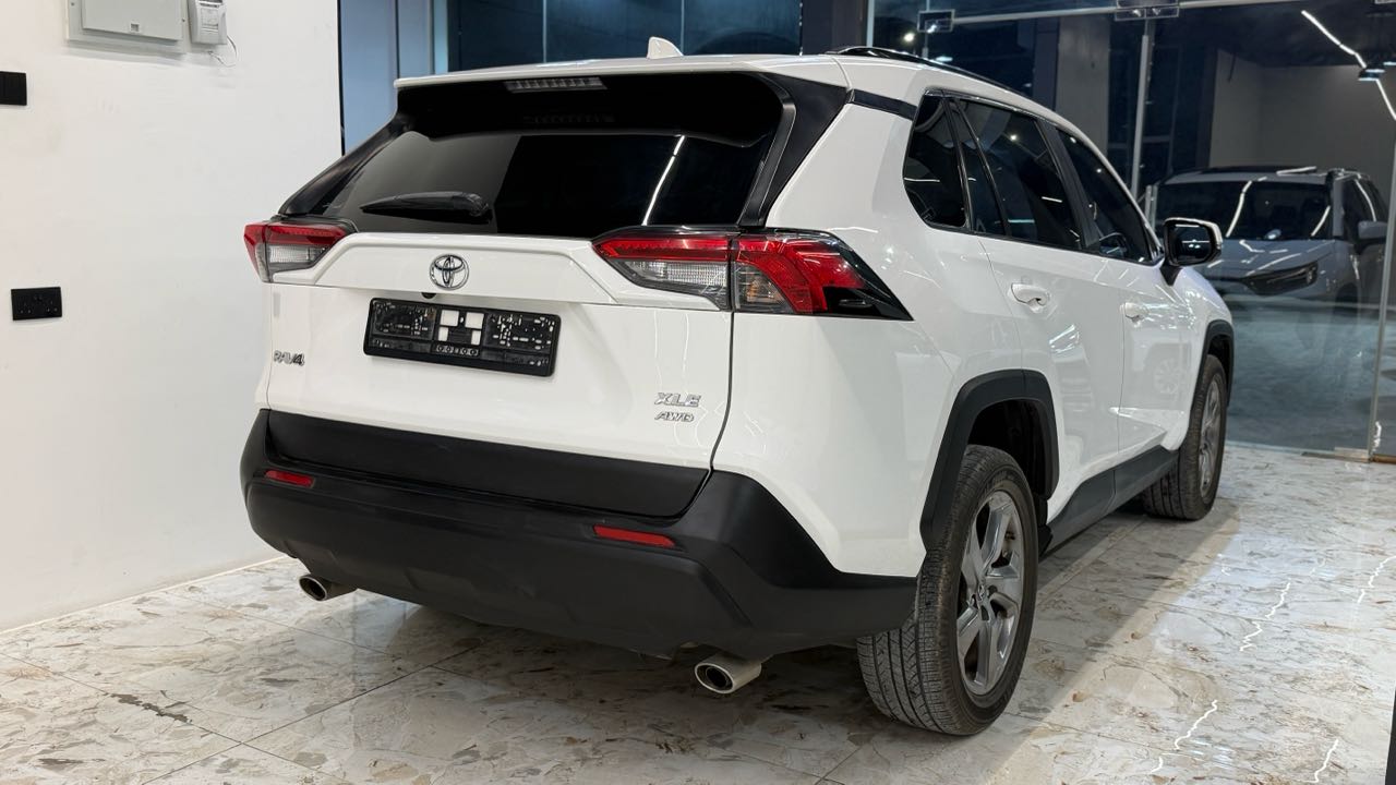 Car Image 2019 TOYOTA RAV4 XLE