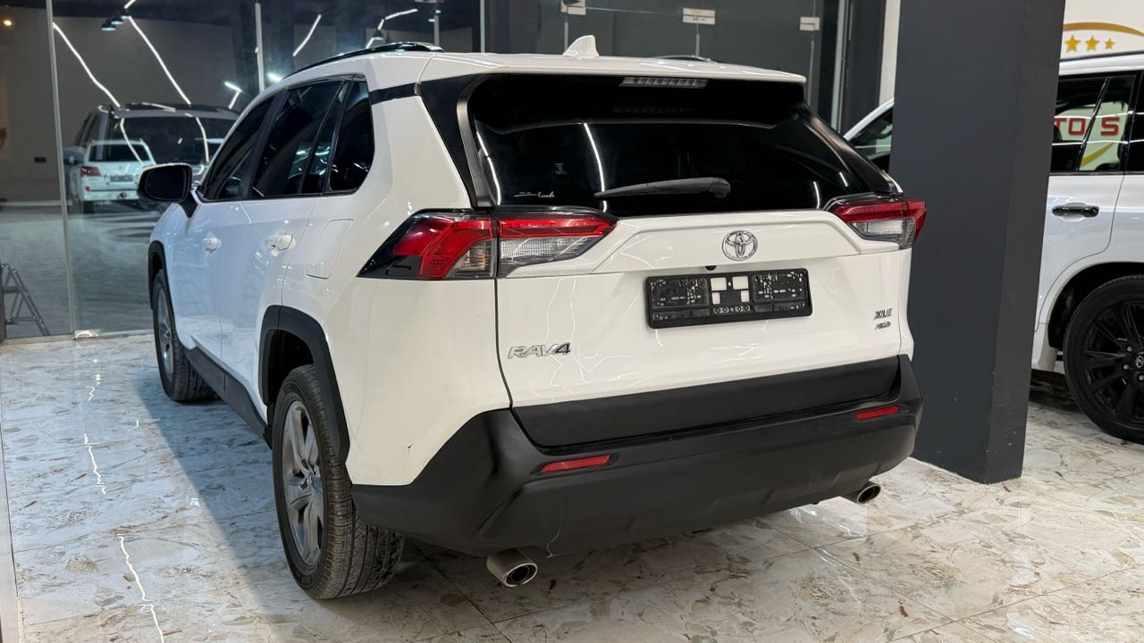 Car Image 2019 TOYOTA RAV4 XLE