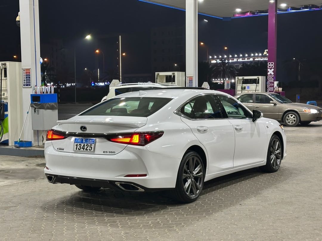 Car Image 2019 LEXUS ES F350