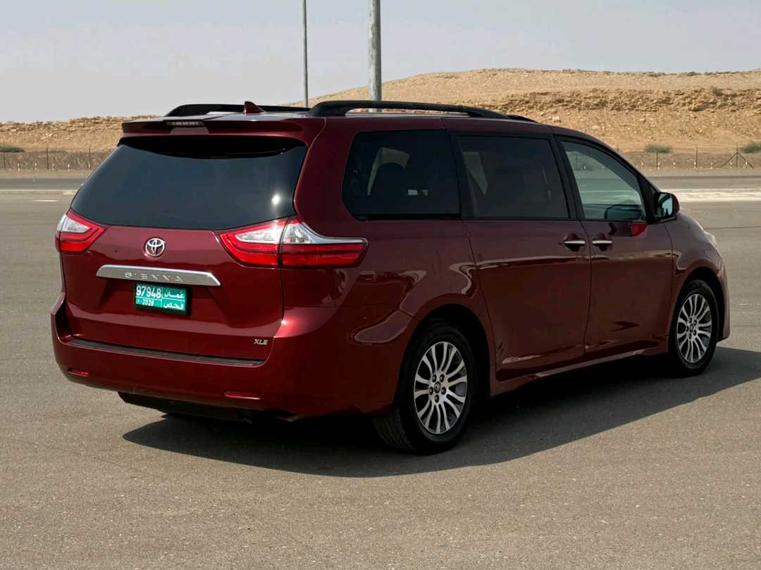 Car Image 2018 TOYOTA SIENNA 