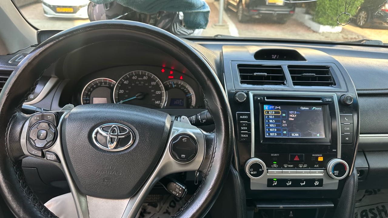 Car Image 2012 TOYOTA CAMRY SE