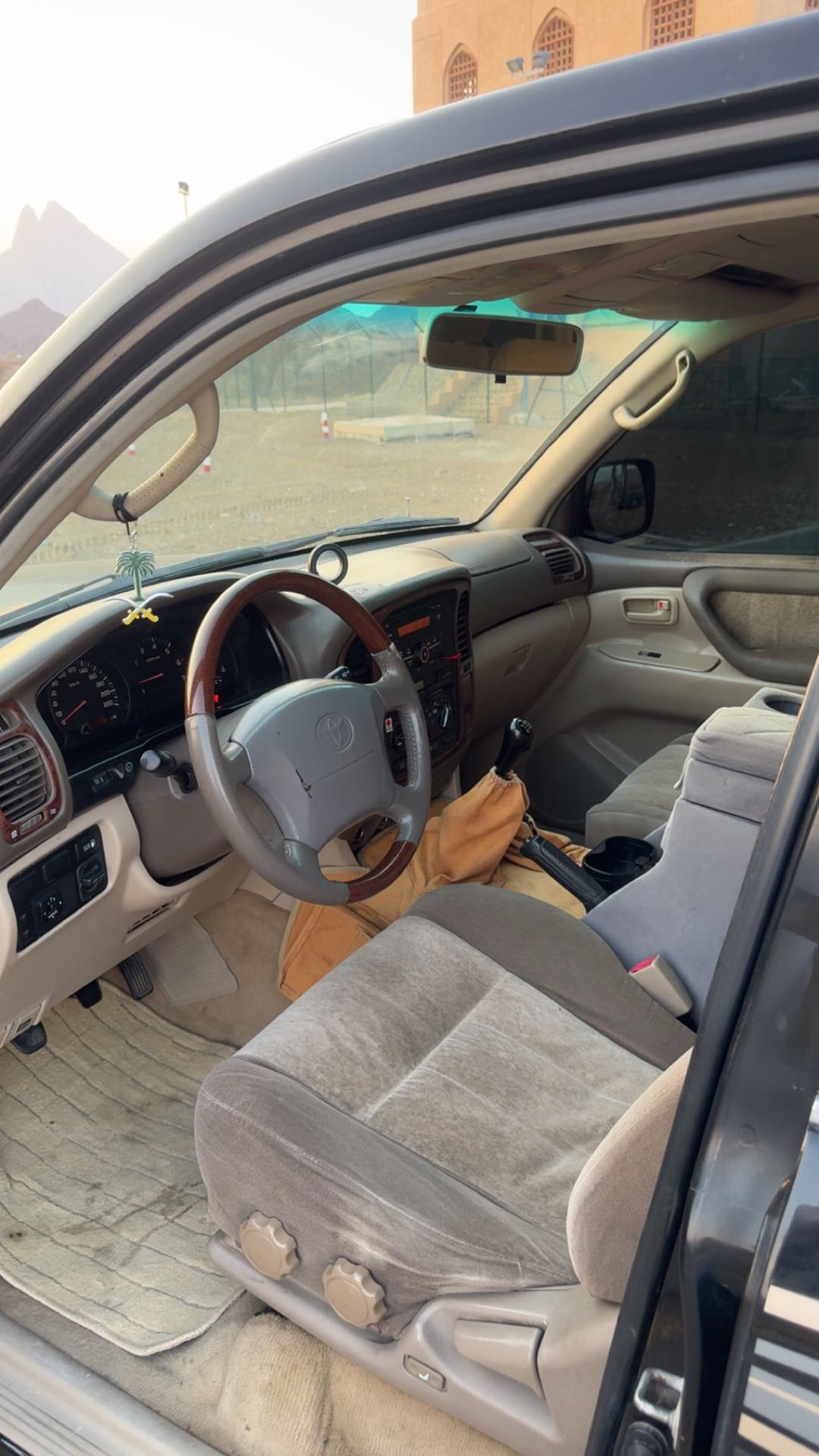 Car Image 1999 TOYOTA LAND CRUISER VX.R