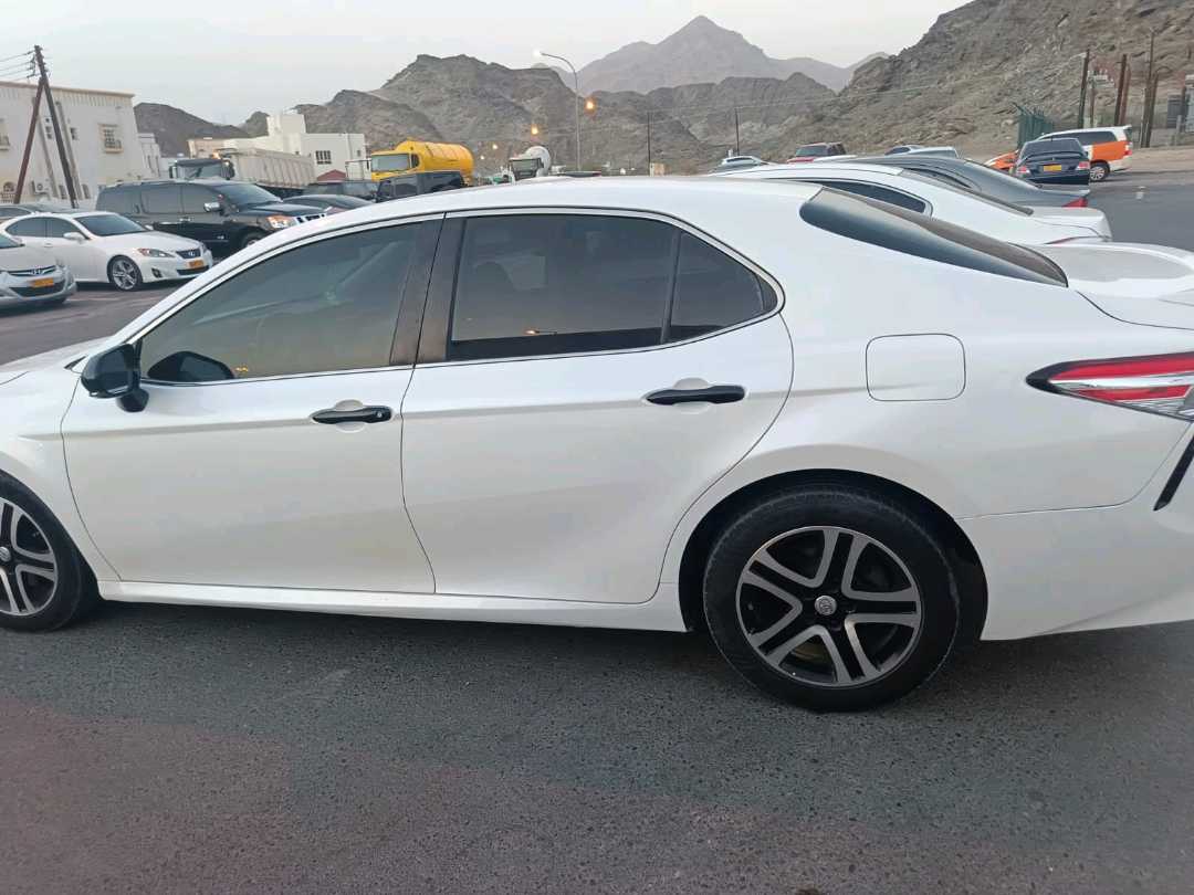 Car Image 2018 TOYOTA CAMRY LE