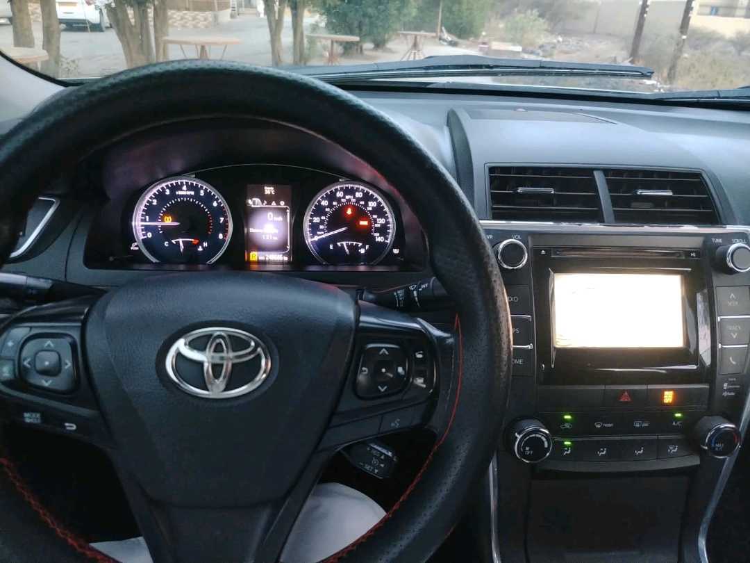 Car Image 2015 TOYOTA CAMRY LE