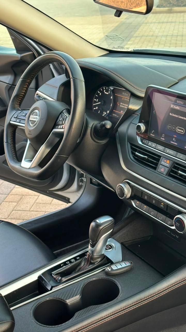 Car Image 2020 NISSAN ALTIMA SR