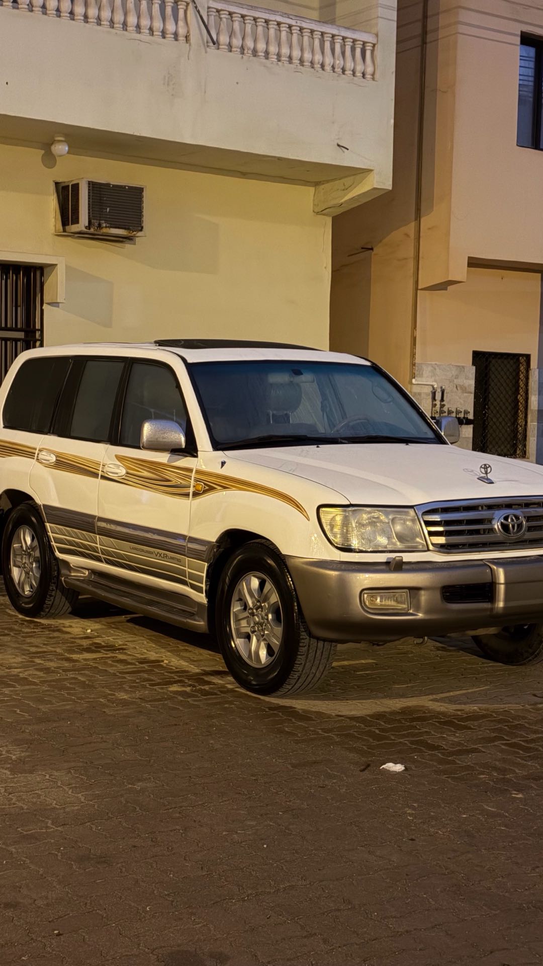 Car Image 1998 TOYOTA LAND CRUISER 