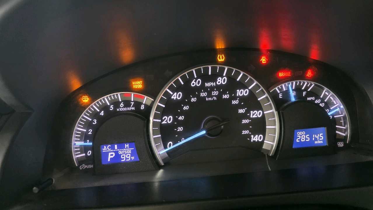 Car Image 2013 TOYOTA CAMRY SE