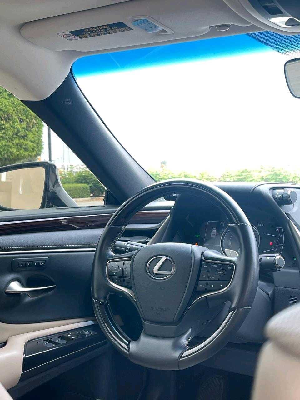 Car Image 2019 LEXUS ES 300h