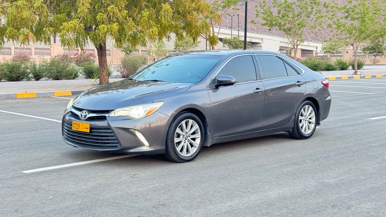 Car Image 2015 TOYOTA CAMRY LE