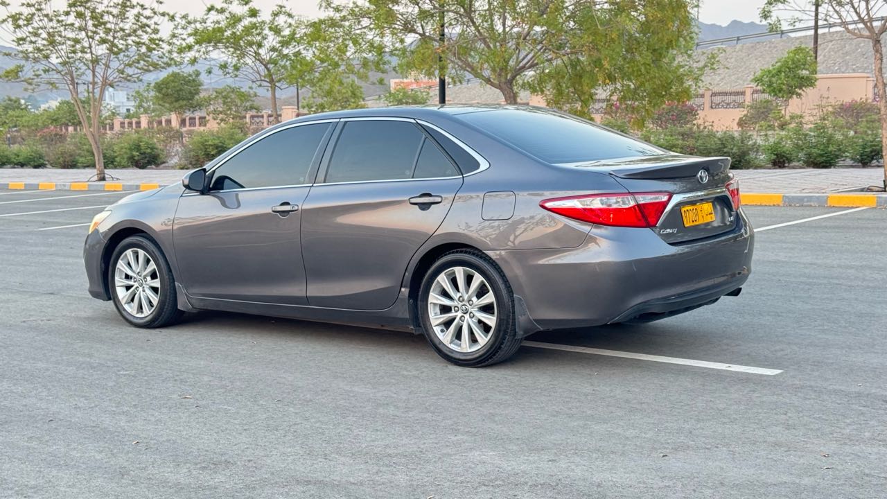 Car Image 2015 TOYOTA CAMRY LE