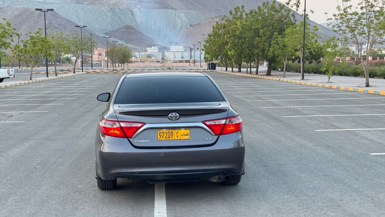 Car Image 2015 TOYOTA CAMRY LE