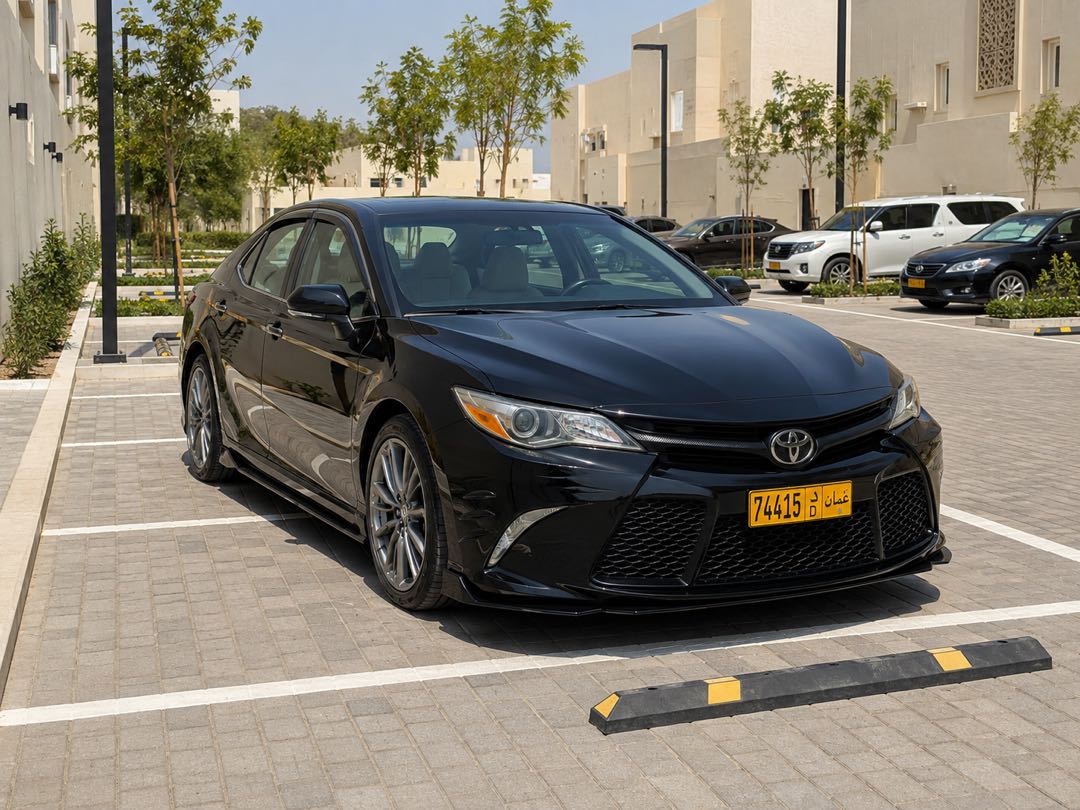 Car Image 2015 TOYOTA CAMRY SE