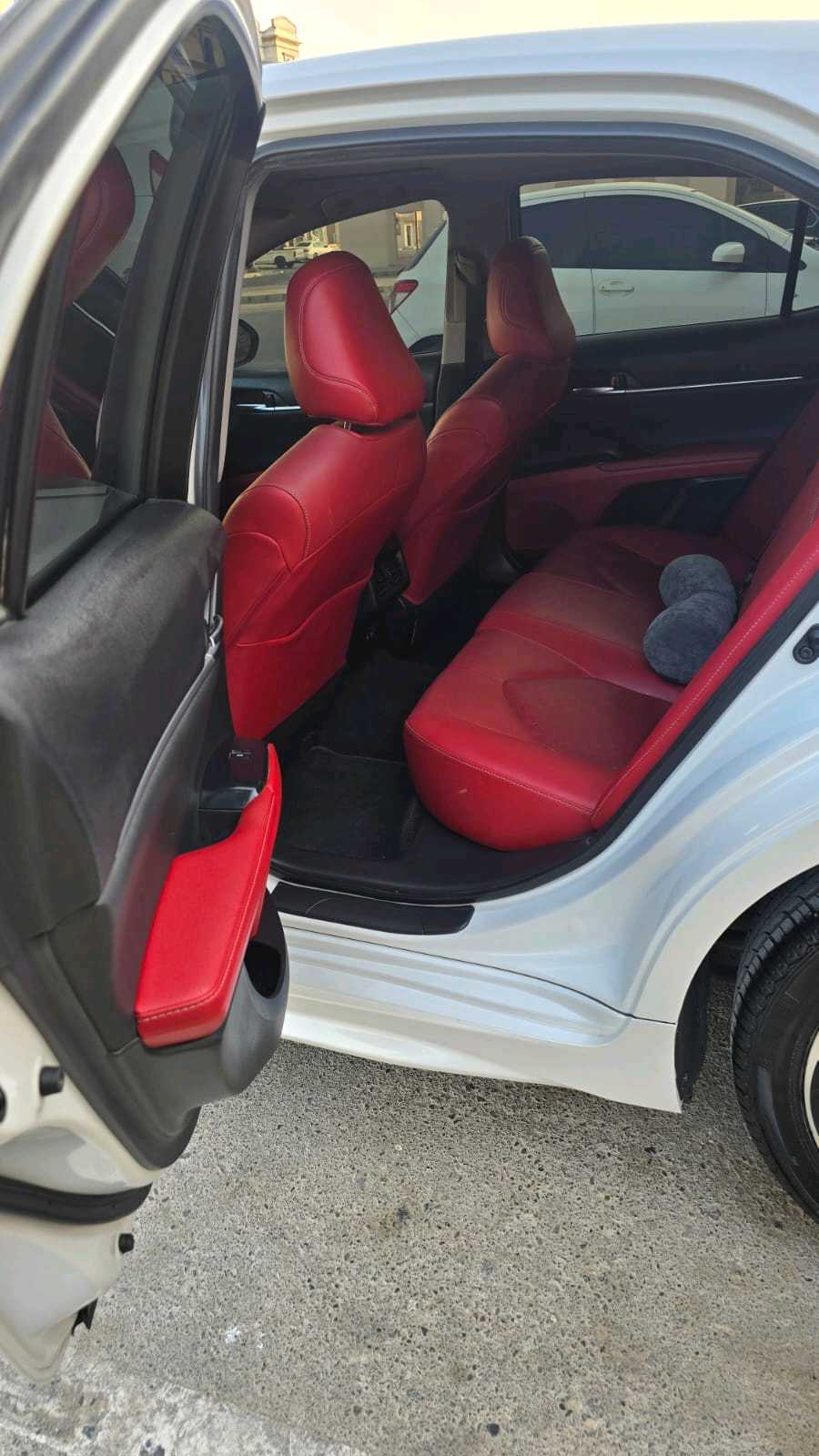 Car Image 2018 TOYOTA CAMRY SE