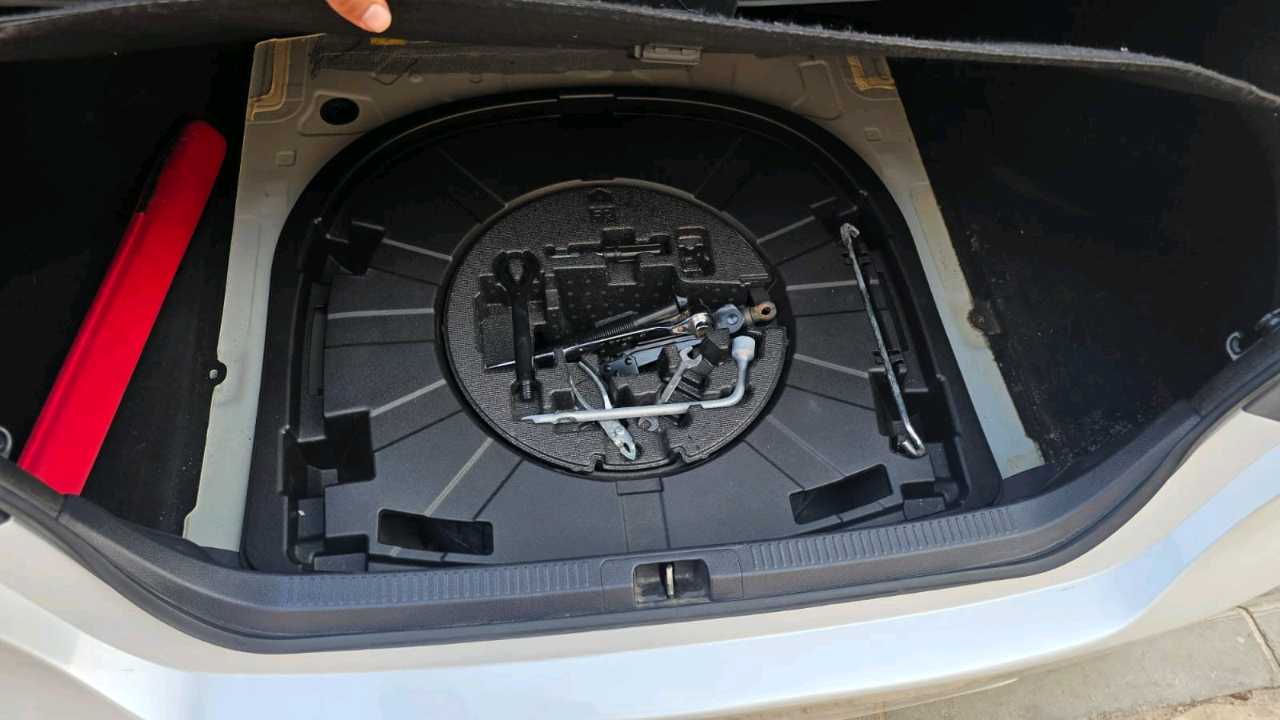 Car Image 2018 TOYOTA CAMRY SE