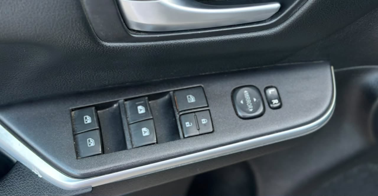 Car Image 2015 TOYOTA CAMRY SE