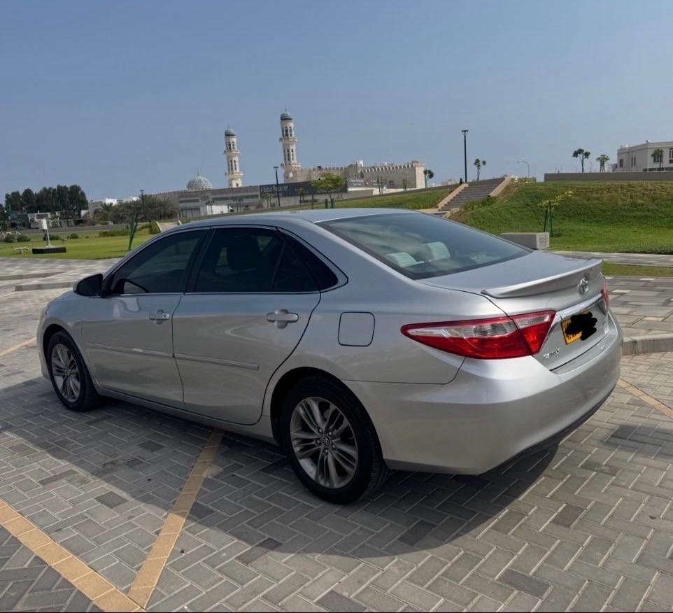 Car Image 2015 TOYOTA CAMRY LE
