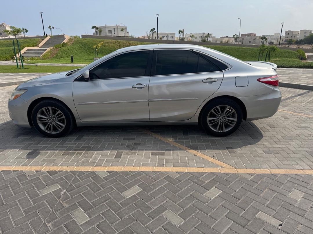 Car Image 2015 TOYOTA CAMRY LE