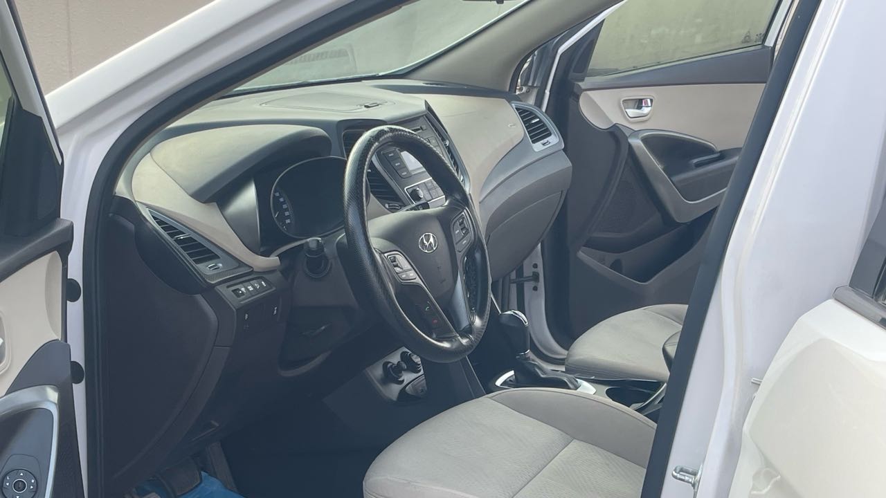 Car Image 2017 HYUNDAI SANTA FE SE