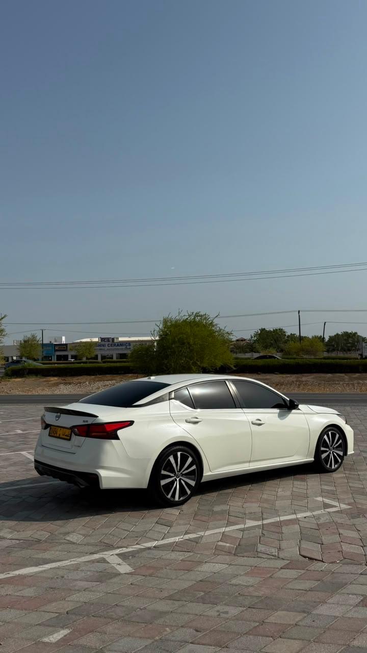 Car Image 2019 NISSAN ALTIMA SR