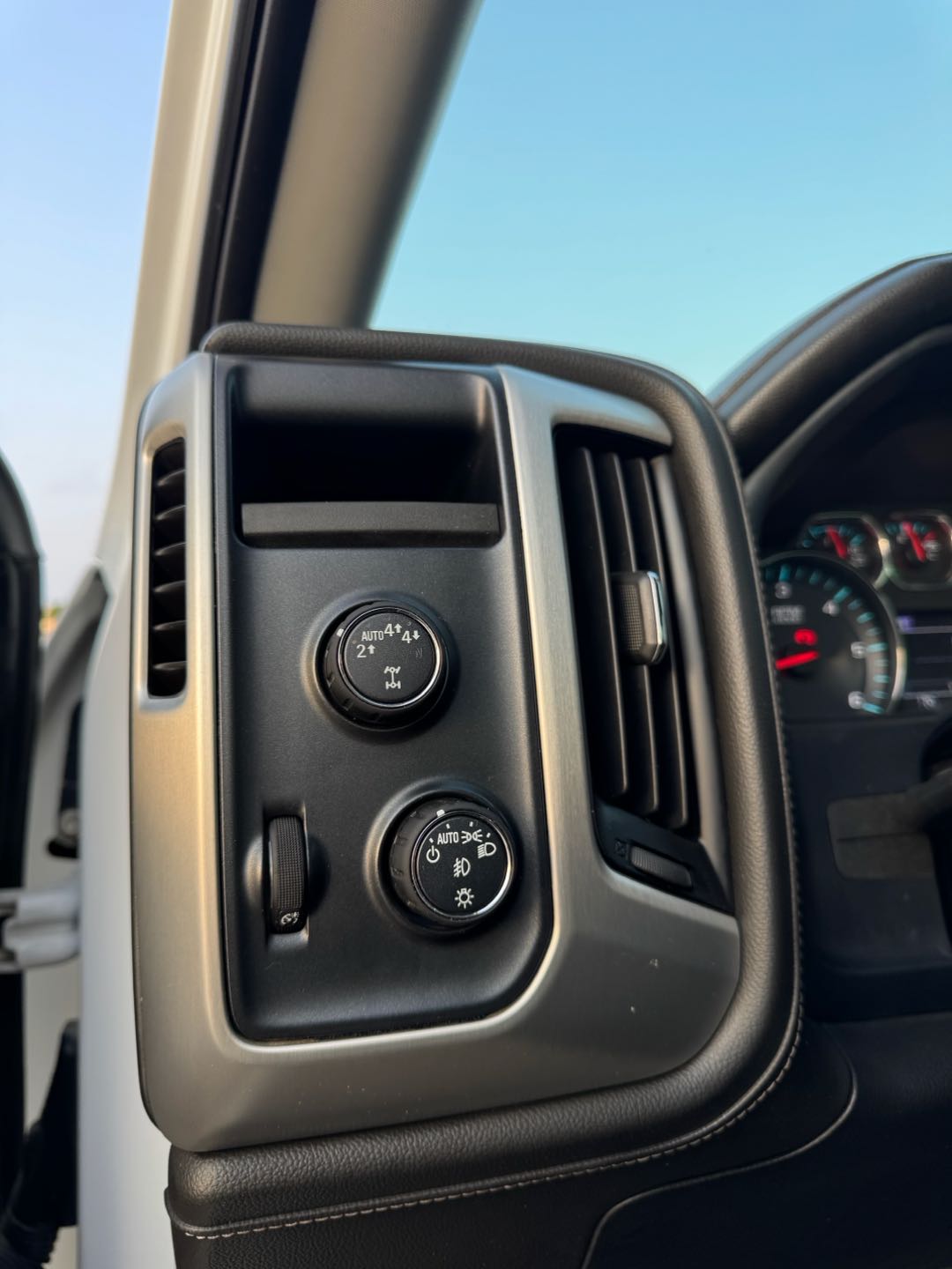 Car Image 2018 GMC SIERRA SLT