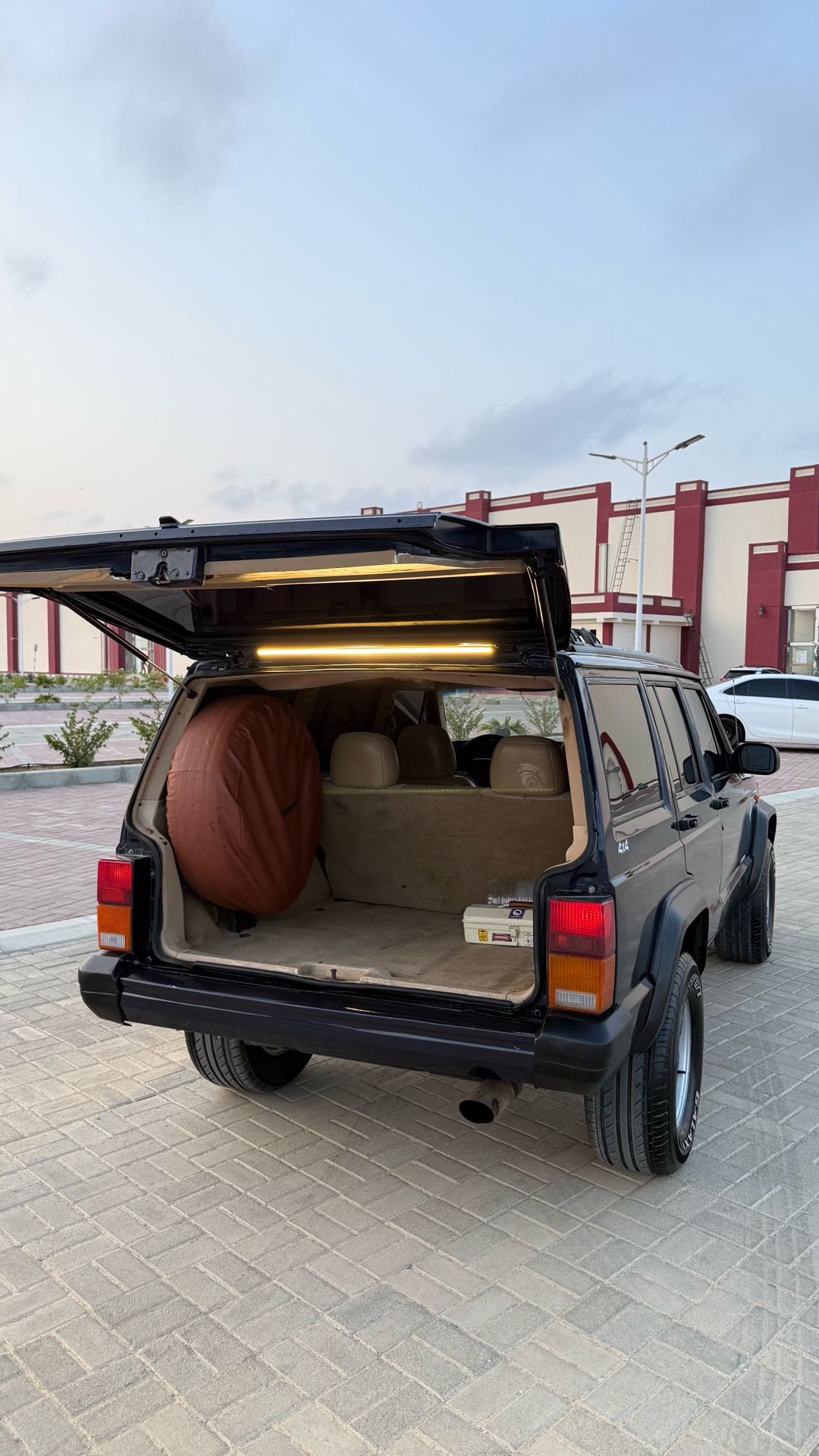 Car Image 1996 JEEP CHEROKEE 
