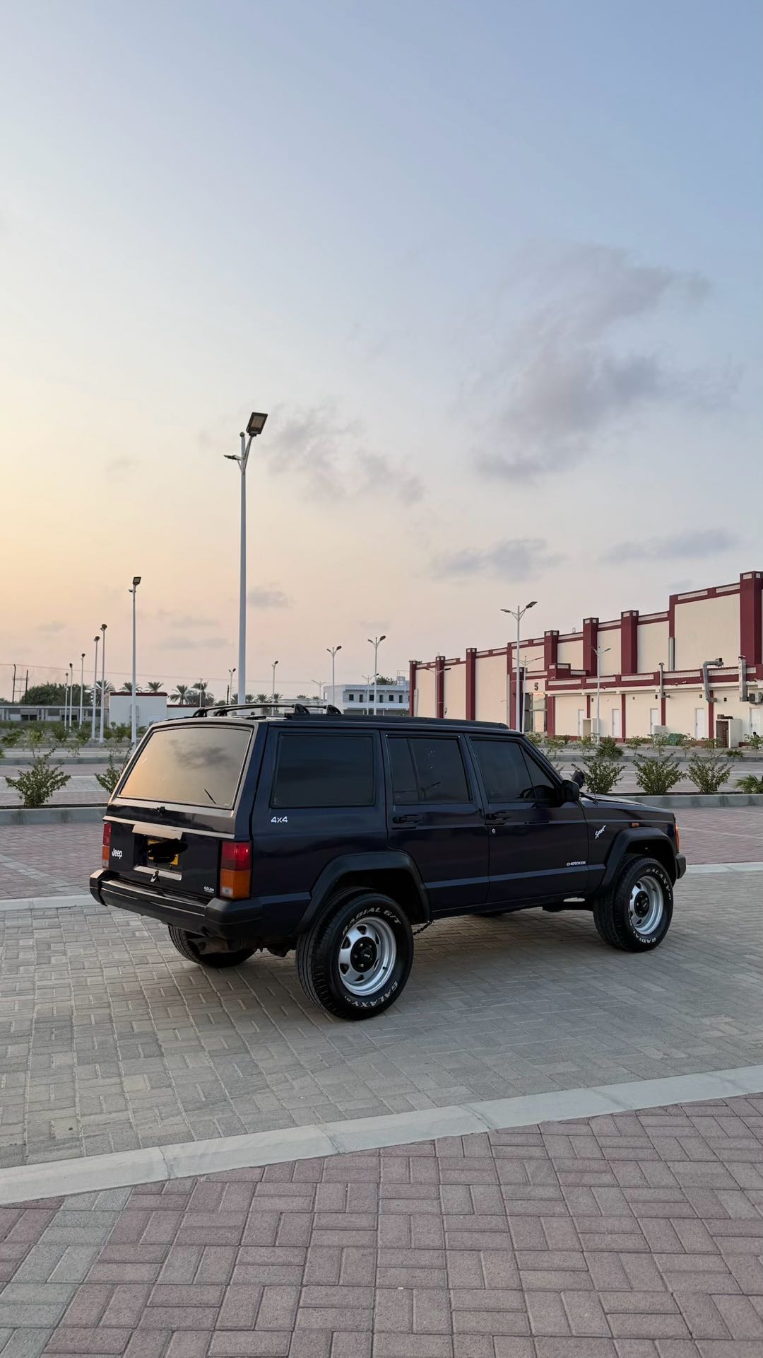 Car Image 1996 JEEP CHEROKEE 