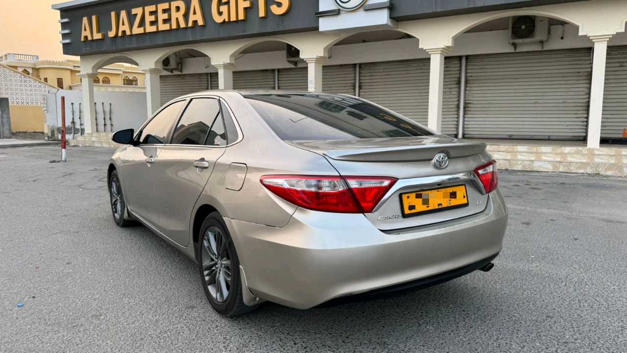 Car Image 2015 TOYOTA CAMRY LE