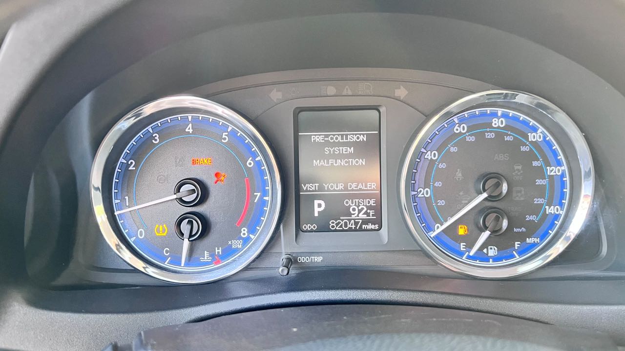 Car Image 2018 TOYOTA COROLLA LE