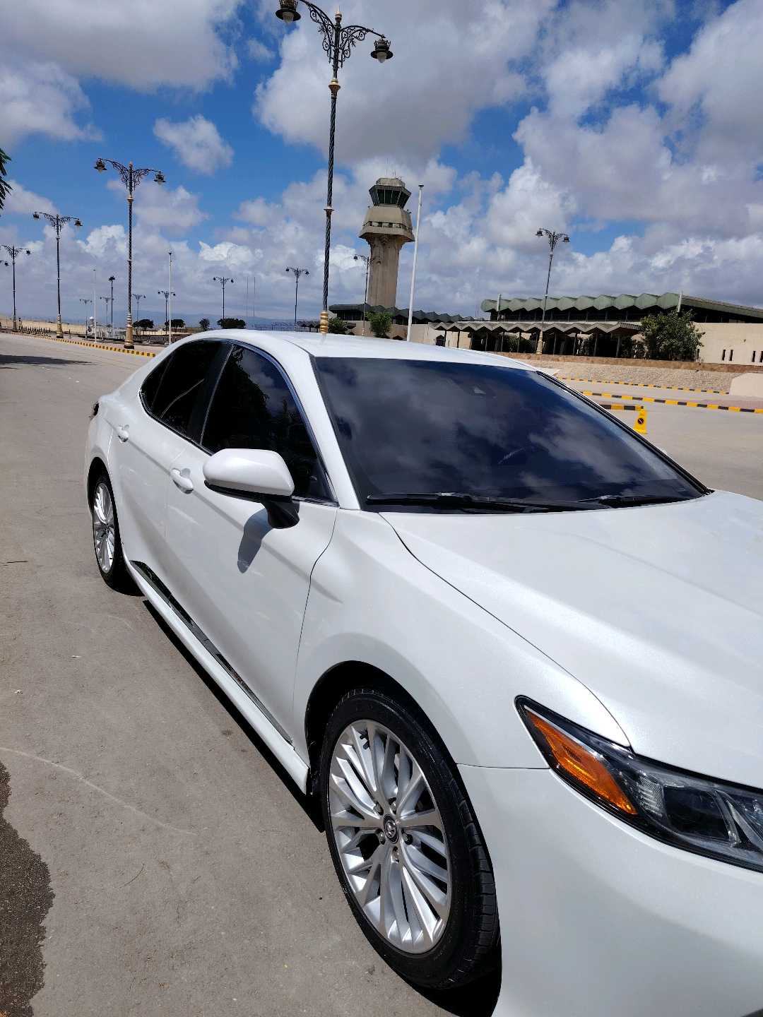 Car Image 2018 TOYOTA CAMRY LE