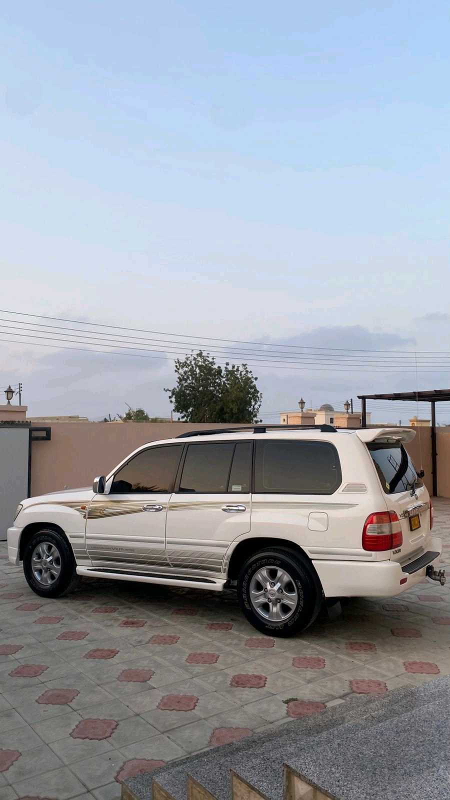 Car Image 1999 TOYOTA LAND CRUISER 