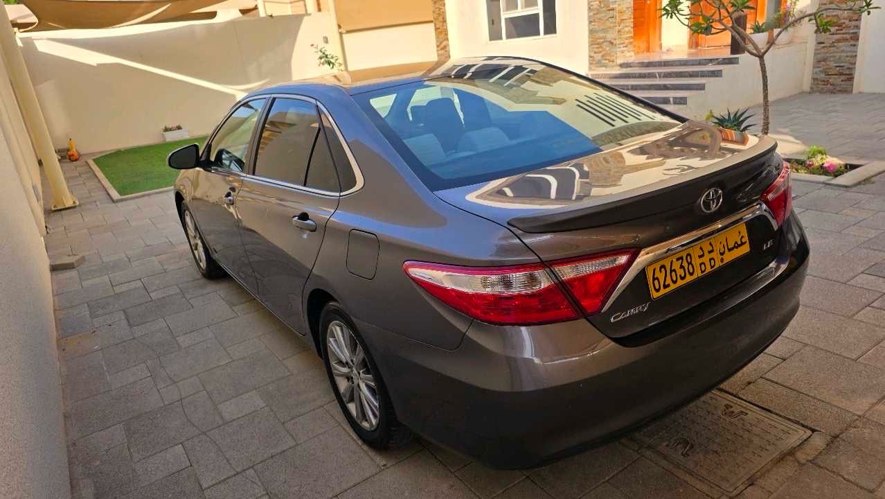 Car Image 2015 TOYOTA CAMRY LE