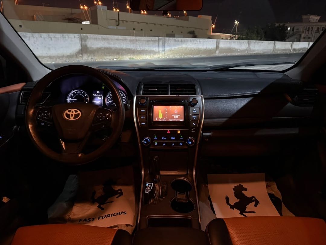 Car Image 2015 TOYOTA CAMRY LE