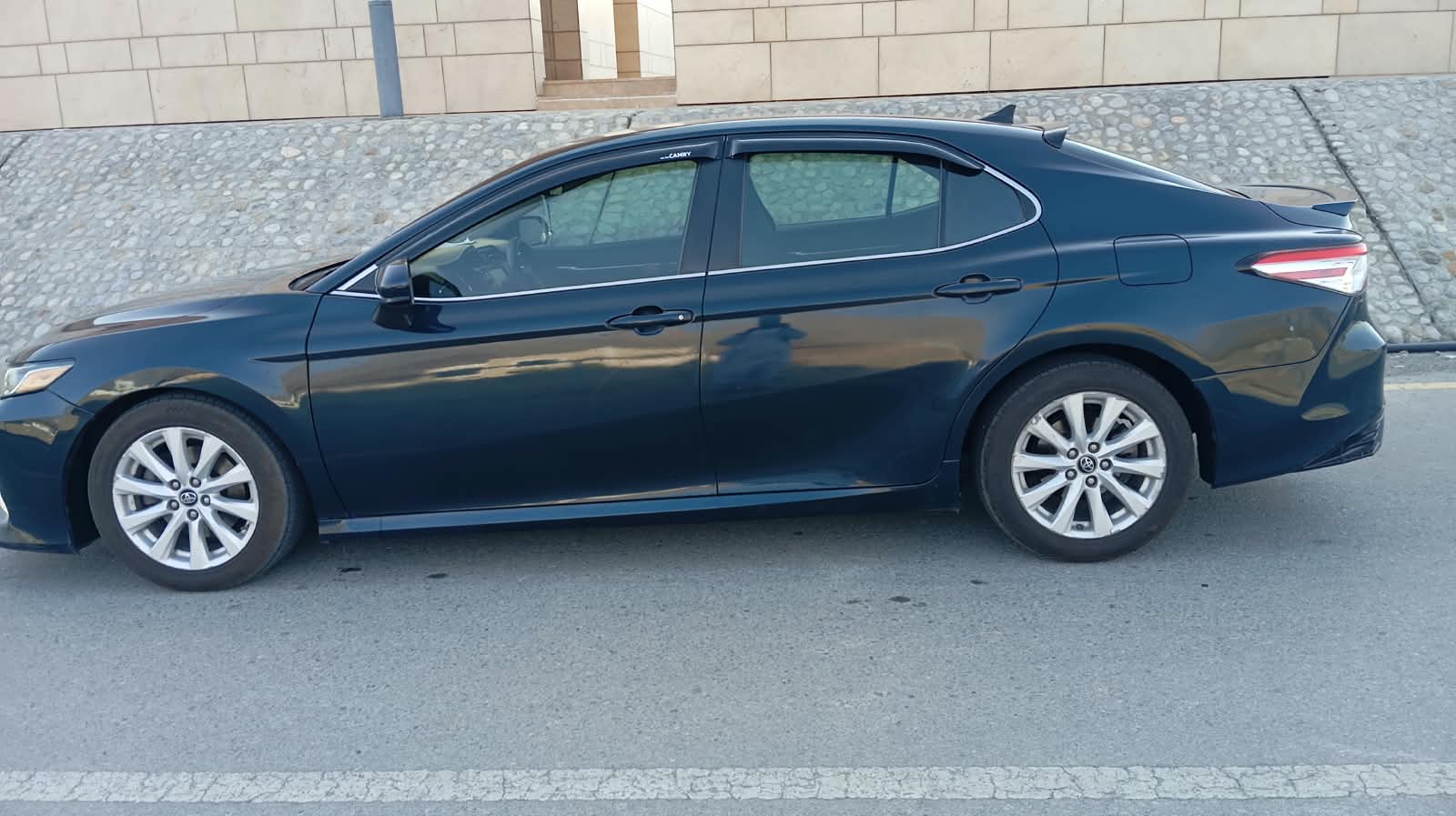 Car Image 2018 TOYOTA CAMRY LE