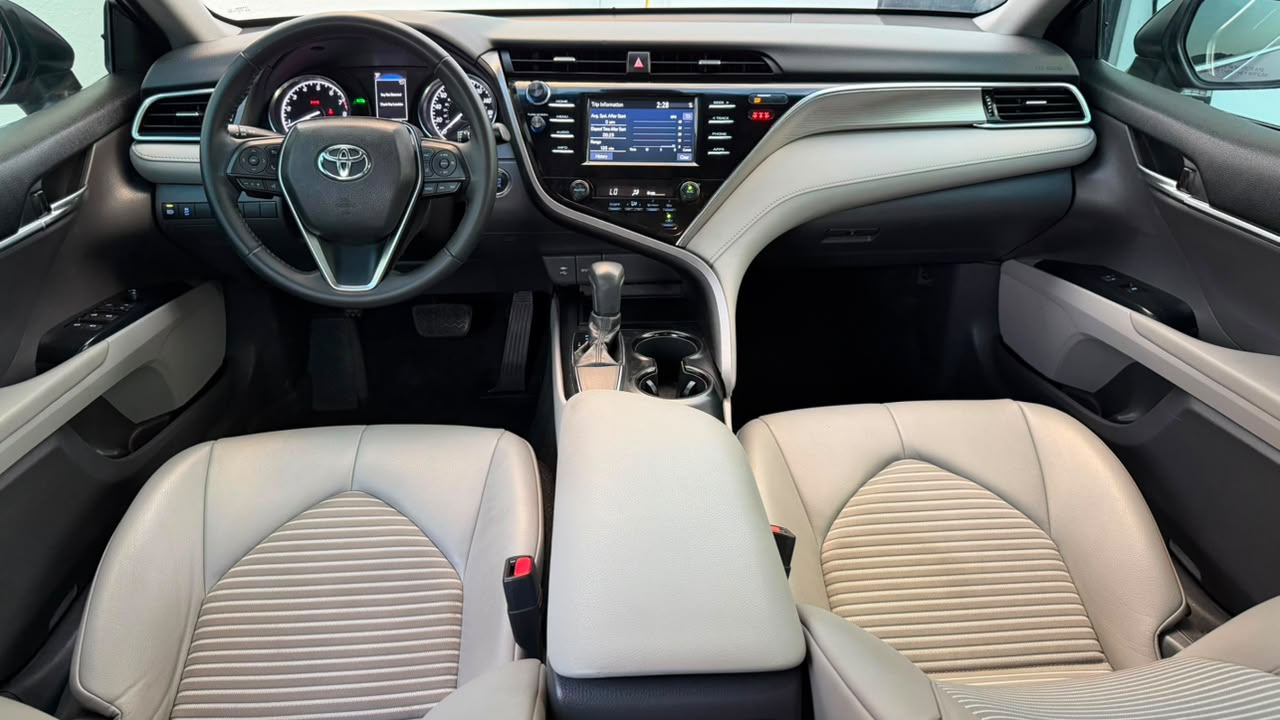 Car Image 2018 TOYOTA CAMRY SE