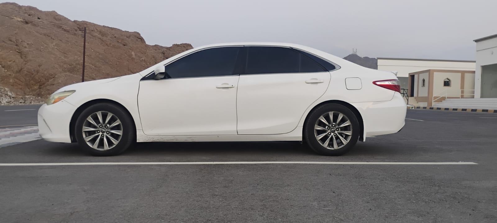 Car Image 2016 TOYOTA CAMRY LE