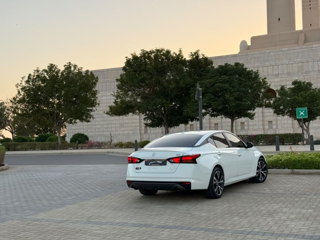 Car Image 2019 NISSAN ALTIMA SR