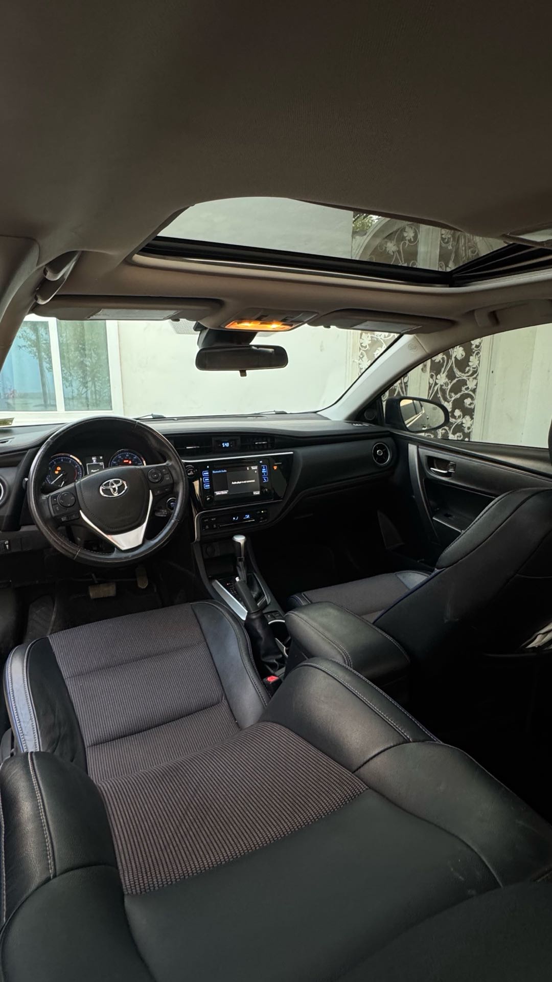 Car Image 2017 TOYOTA COROLLA SE